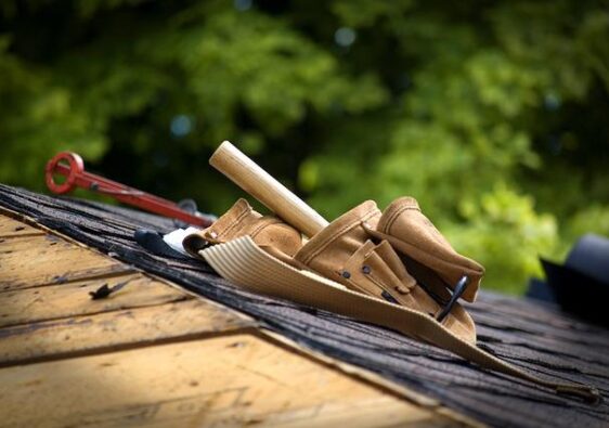 werkmaterieel van dakdekker om dak te isoleren
